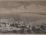 une vieille photo montrant une vue de la ville depuis le sommet d'une colline