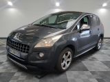 la voiture grise est garée dans le garage sur le sol en damier