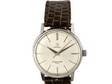 gros plan d'une montre sur fond blanc avec un bracelet marron