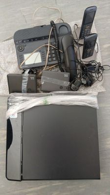 un tas d'appareils électroniques posés sur une table