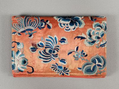 un motif floral orange, bleu et blanc sur un tissu