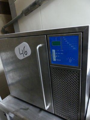image d'un réfrigérateur en acier inoxydable dans une cuisine