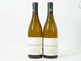 deux bouteilles de vin blanc posées l'une à côté de l'autre sur une table