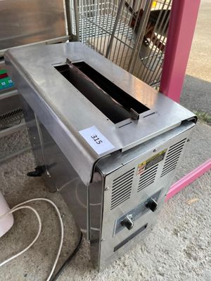 une image d'un grille-pain posé par terre