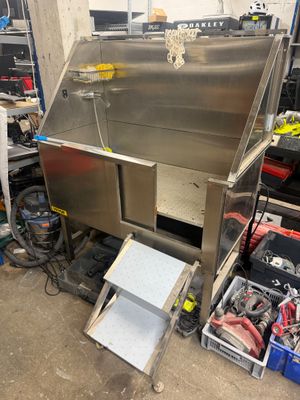 une photo d'un évier en acier inoxydable dans un garage