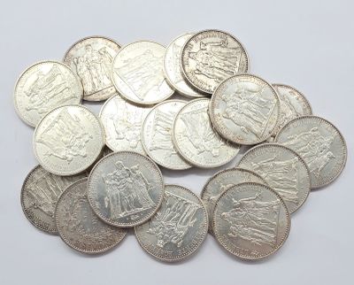 gros plan d'une pile de pièces d'argent sur une surface blanche