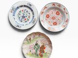 trois assiettes à motifs différents posées sur une surface blanche