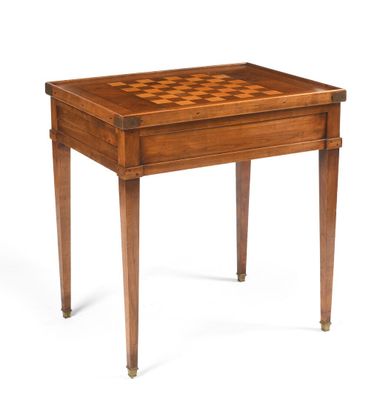 TABLE A JEU de tric-trac en merisier mouluré, le plateau rév…