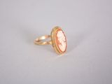 une bague en or avec un camée, un camée, un camée, un camée, un camée, un camée, un camée, un camée, un camée, un camée, un camée, un camée, un camée, un camée, un camée, un camée