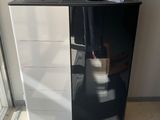 une armoire noire et blanche dans un coin de la pièce