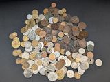une pile de pièces de monnaie posée sur une surface noire