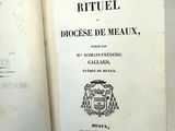 un livre ouvert sur une table