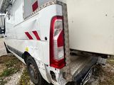 un camion blanc garé sur le bord de la route