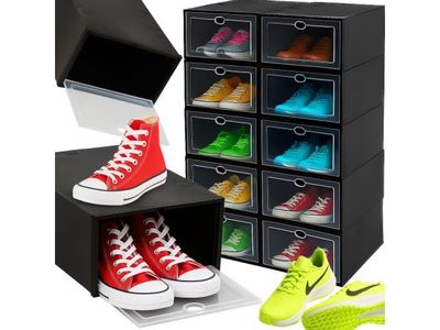 un meuble à chaussures contenant plusieurs paires de chaussures