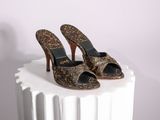 une paire de chaussures posée sur un socle