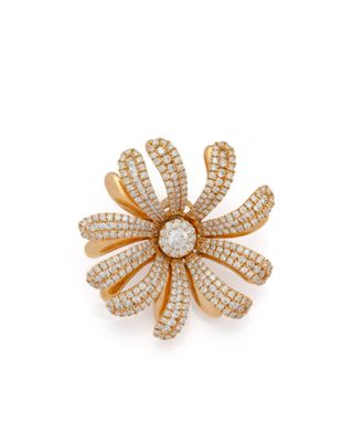 une bague en forme de fleur en or et diamants, signée Van Cleef