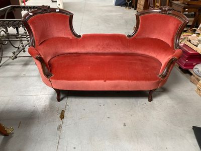 un canapé rouge qui se trouve au milieu d'une pièce