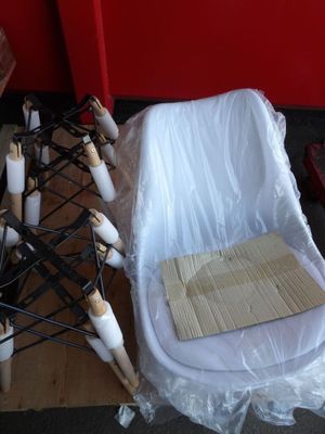 un lit de bébé emballé et prêt à être installé