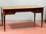 un bureau muni de deux tiroirs, dans une pièce