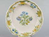 une image représentant une assiette décorée de fleurs