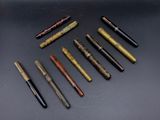 six modèles différents de stylos à plume alignés sur une table