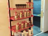 un présentoir d'huile moteur et d'autres produits dans un magasin