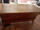 une table en bois posée sur un sol carrelé