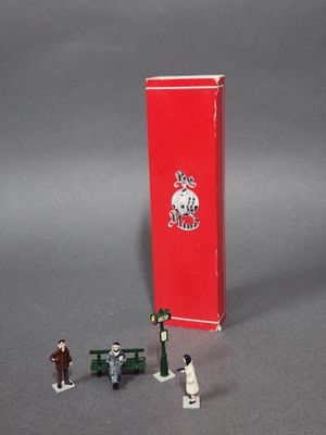 une boîte rouge avec, à côté, l'image d'un homme et d'une femme assis sur un banc