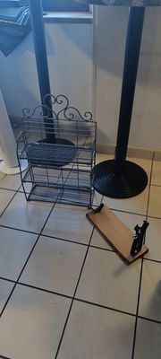 sol carrelé dans une cuisine équipée d'une cuisinière et d'un plan de travail