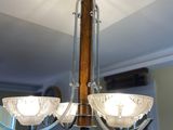 un lustre à trois lumières suspendu au plafond