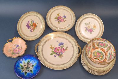 plusieurs assiettes et bols posés sur une table