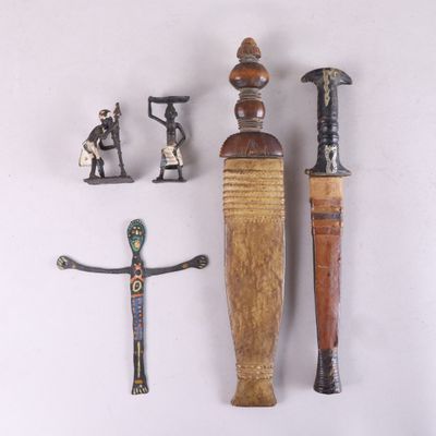 tout un tas d'objets différents accrochés au mur