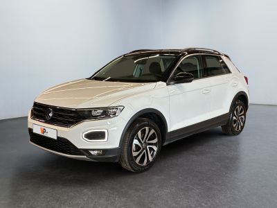 une Volkswagen T-Cross blanche garée dans une grande pièce