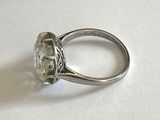 une image d'une bague en diamant sur une surface blanche