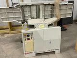 une machine qui se trouve à l'intérieur d'un bâtiment