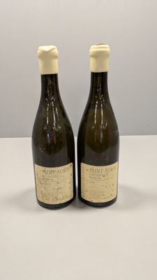 deux bouteilles de vin posées sur une table l'une à côté de l'autre