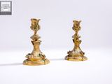 paire de chandeliers anciens en laiton sur fond blanc