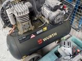 un petit compresseur d'air posé sur un chariot à côté d'autres outils