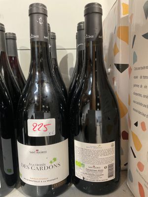 plusieurs bouteilles de vin sont alignées sur une étagère dans un magasin