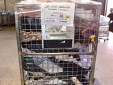 un chariot métallique contenant de nombreux articles dans un entrepôt