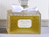 un flacon de parfum posé sur une table à côté d'un vase