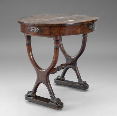 une petite table en bois à deux pieds, avec un plateau en marbre