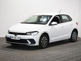 une Volkswagen Polo break blanche garée dans une pièce blanche