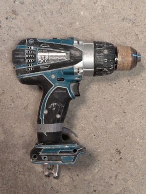 a drill that is laying on the ground