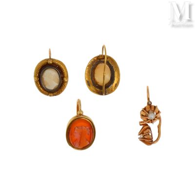 trois bijoux sont présentés sur une surface blanche