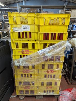 une caisse jaune posée au milieu d'un entrepôt