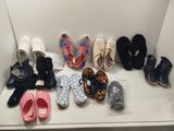 Plusieurs paires de chaussures sont alignées sur une étagère dans un placard