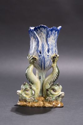 un vase bleu et blanc orné de deux oiseaux