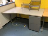 un bureau avec une chaise et une chaise posée dessus
