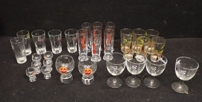 un grand nombre de verres posés sur une table